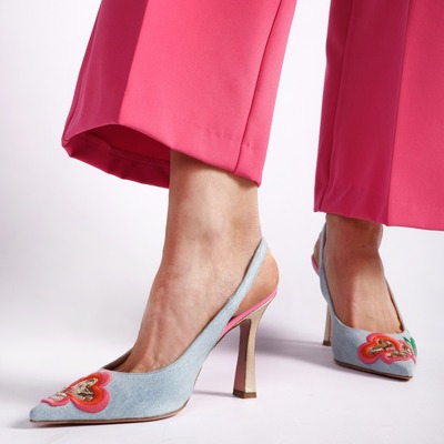 Roberto Festa sa cosa amano le donne... i fiori e le scarpe!😍🌹

#fiorini #fiorinishop #robertofesta #robertofestamilano #shoes #flower #summercollection